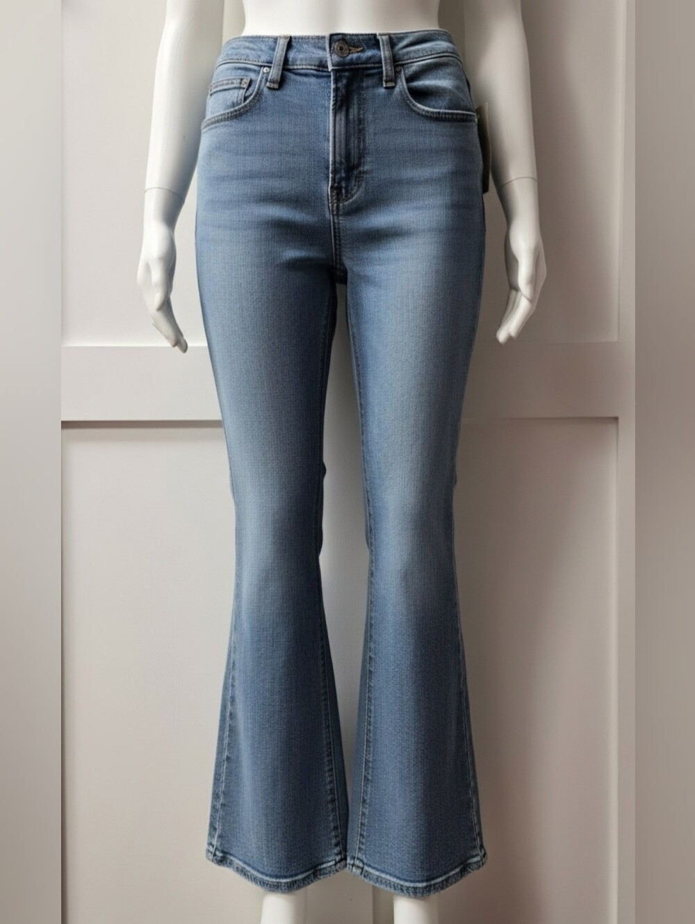Universal Threads Ladies Mid-rise Boot cut Jeans 6 Regular